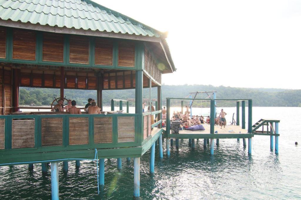 Hostel Mad Monkey Koh Rong Samloem Koh Rong Sanloem Exterior foto